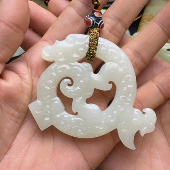 和田玉挂件未镶嵌布**艺