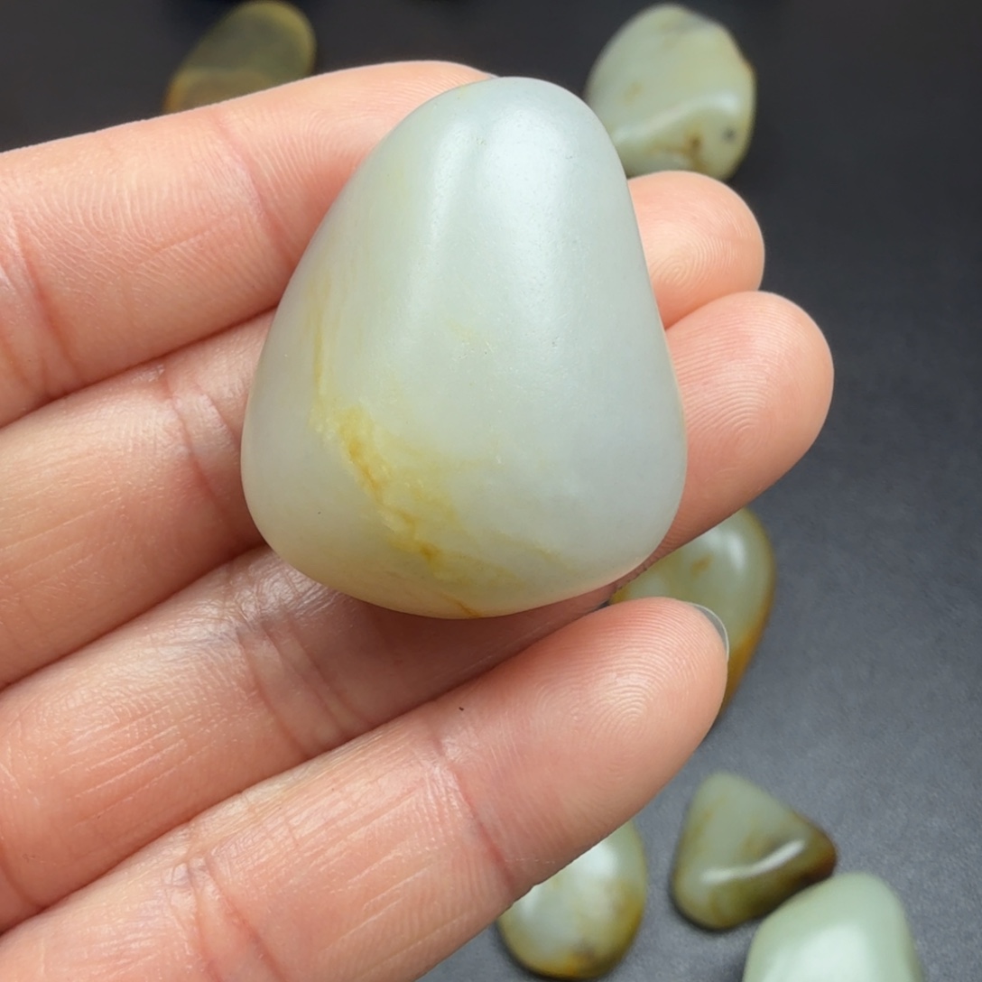 谈***生和田玉（糖玉）未镶嵌珠宝半成品