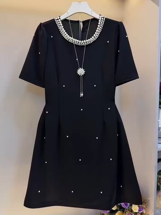 《大亭家》新款时尚气质圆领重工钉珠设计洋气显瘦小黑裙910