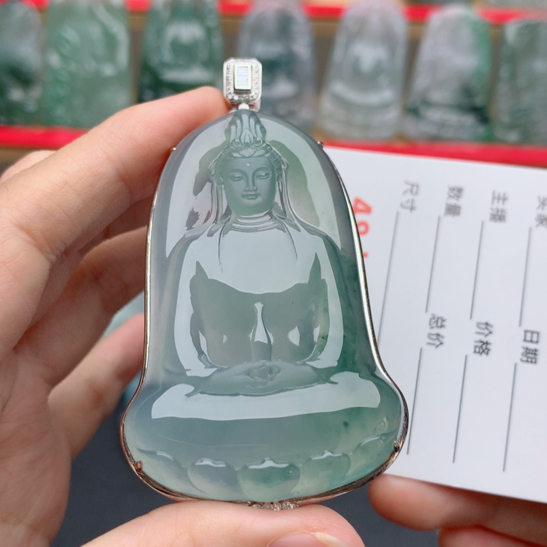 ‍****颈饰18K金镶嵌翡翠素衣