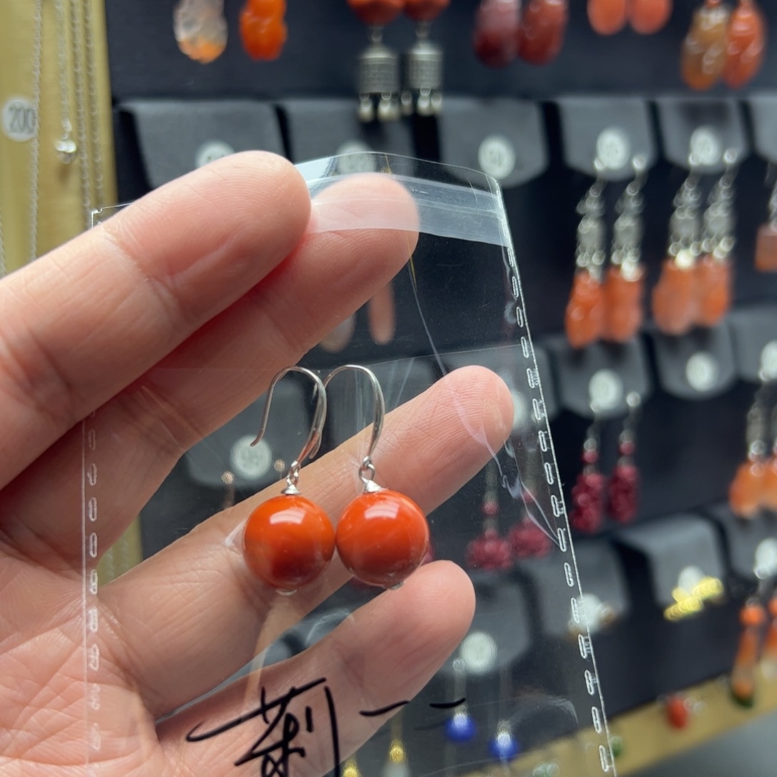 莉***⋯南红玛瑙银S925镶嵌耳饰