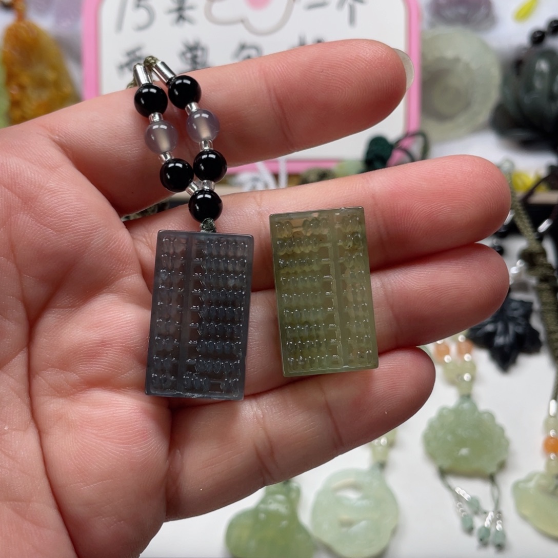 假***强蛇纹石玉未镶嵌颈饰
