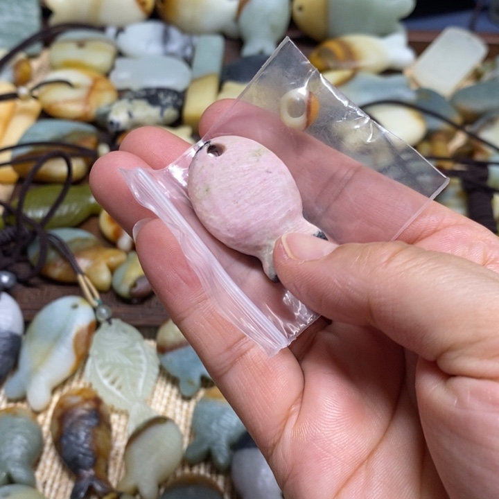 四***人蛇纹石玉未镶嵌颈饰