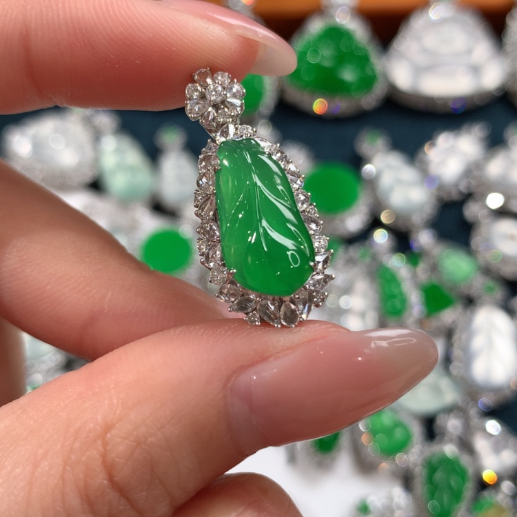 【闪购商品】翡翠颈饰18K金镶嵌叶子