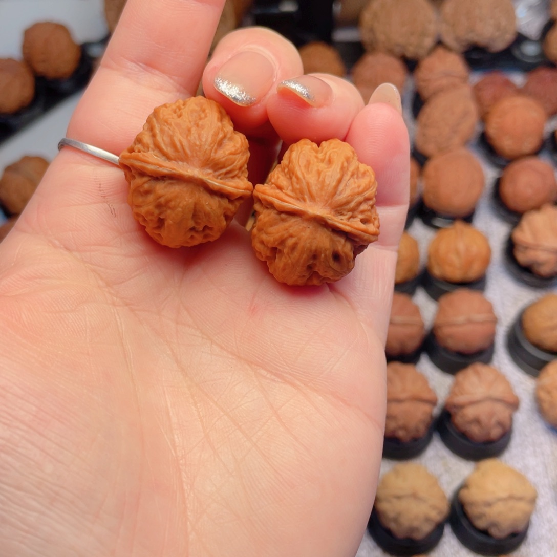 文玩核桃把件粉皮小元宝