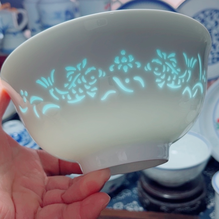 青花玲珑6寸面碗双鱼雕刻