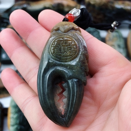 未镶嵌岫岩河磨玉（透闪石质玉）挂件