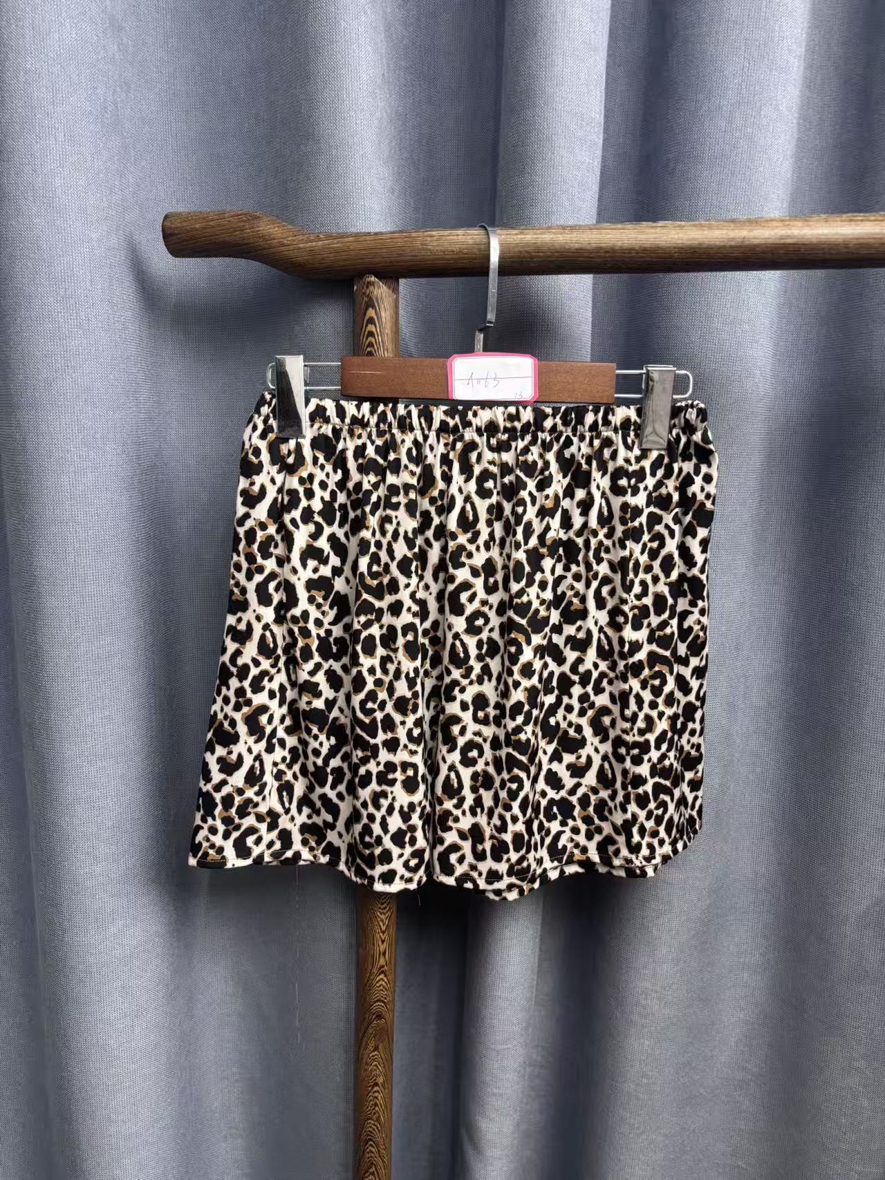 2025夏季新款时尚休闲桑蚕丝居家打底短裤A063