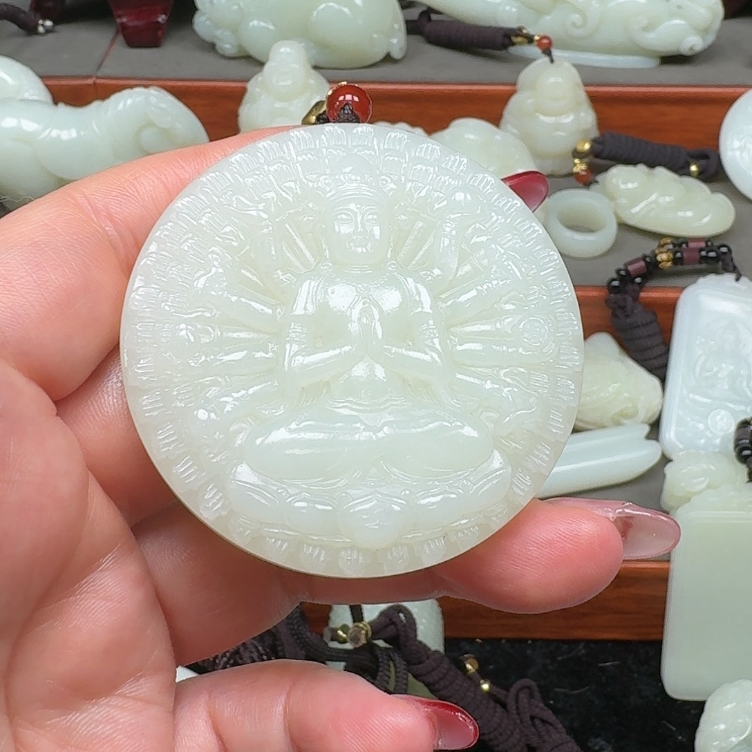 拿***下和田玉未镶嵌挂件