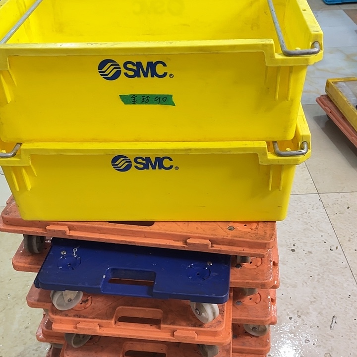 金***务厚款两个带把手的箱子