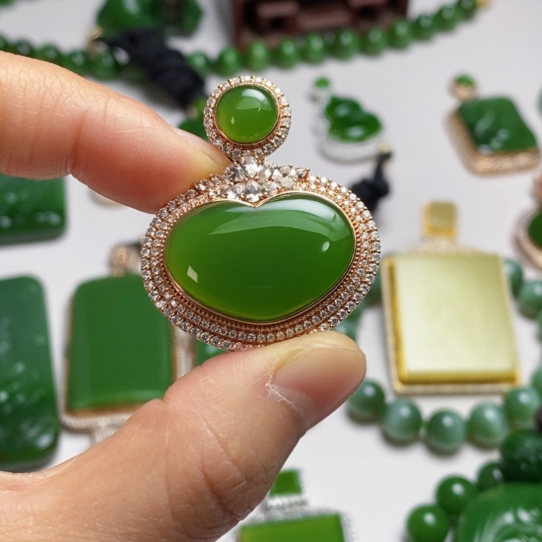 颈饰18K金镶嵌和田玉闲*