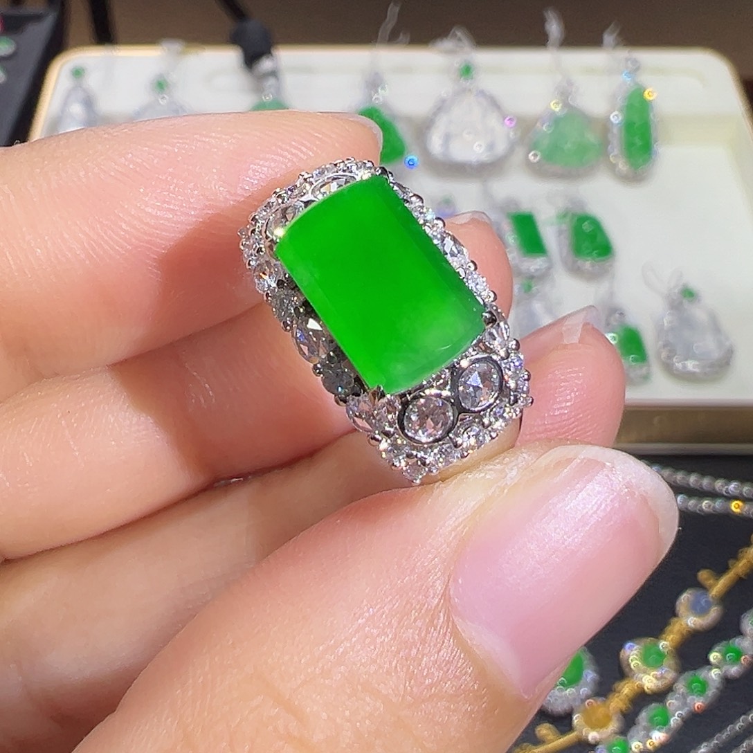 翡翠18K金镶嵌戒指