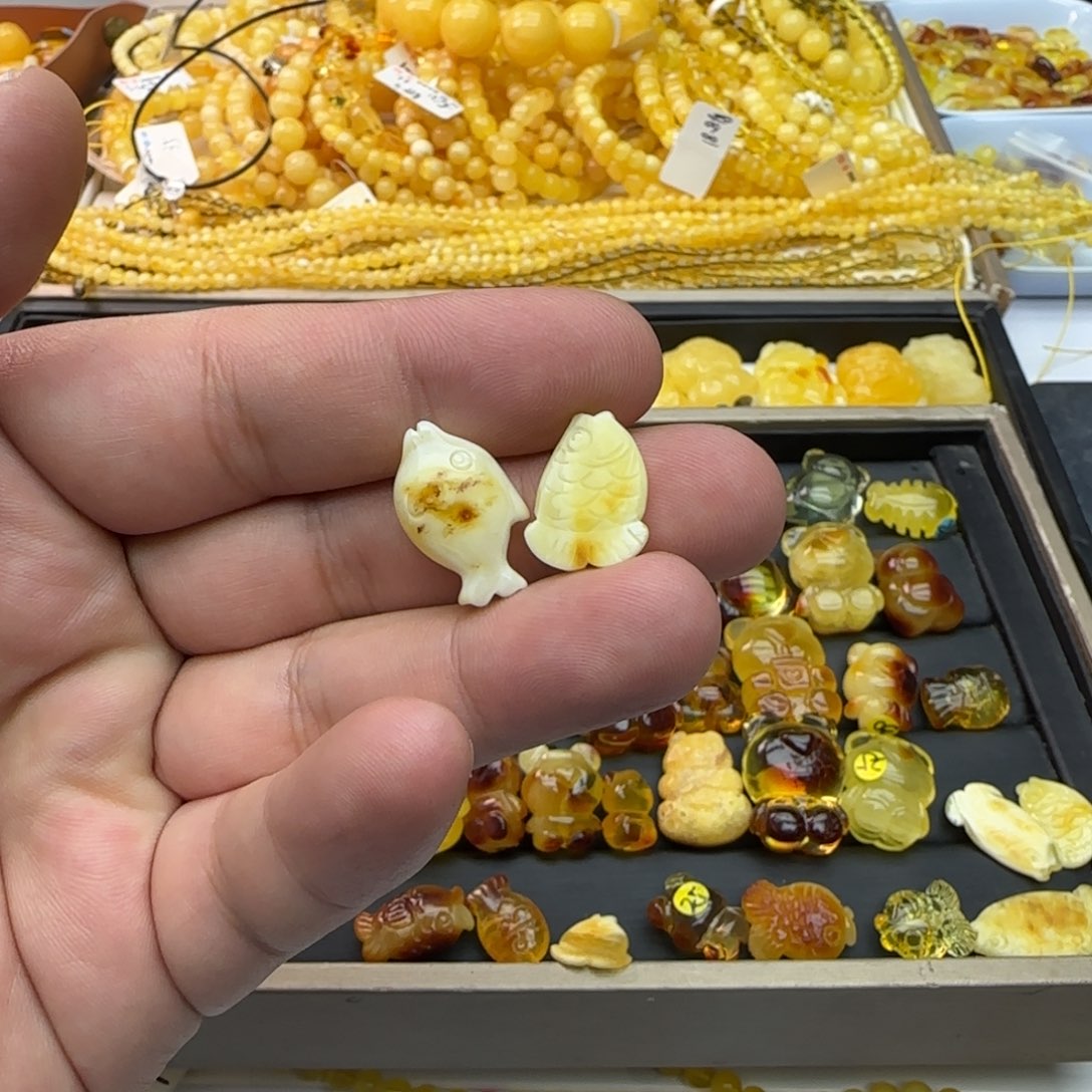 暖***阳琥珀未镶嵌裸石1.37克有瑕