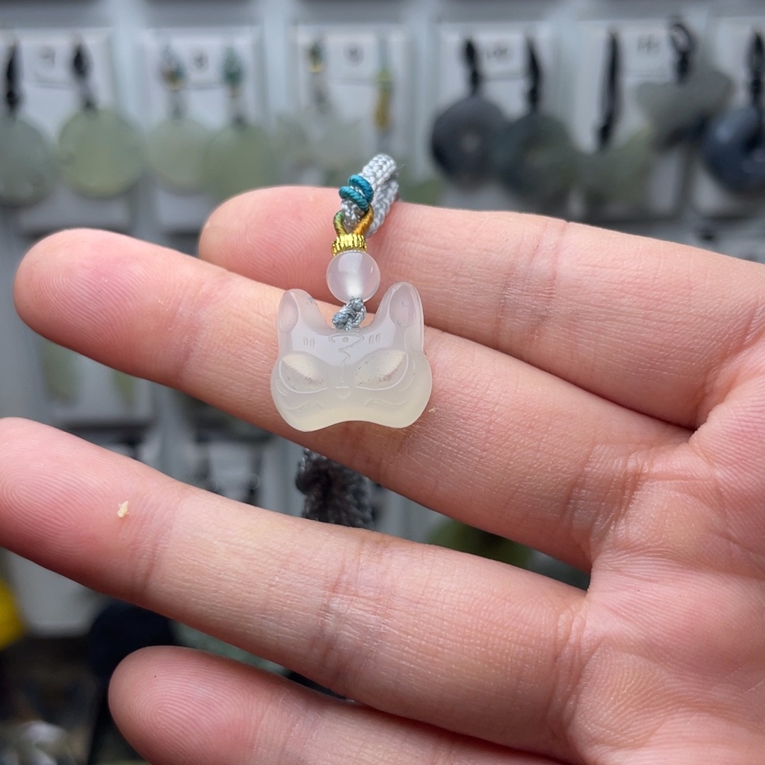 青***鸾岫玉未镶嵌颈饰面具