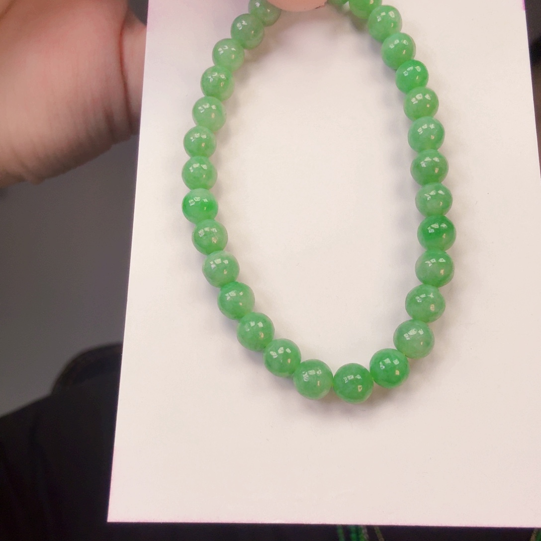 翡翠未镶嵌颈饰一件