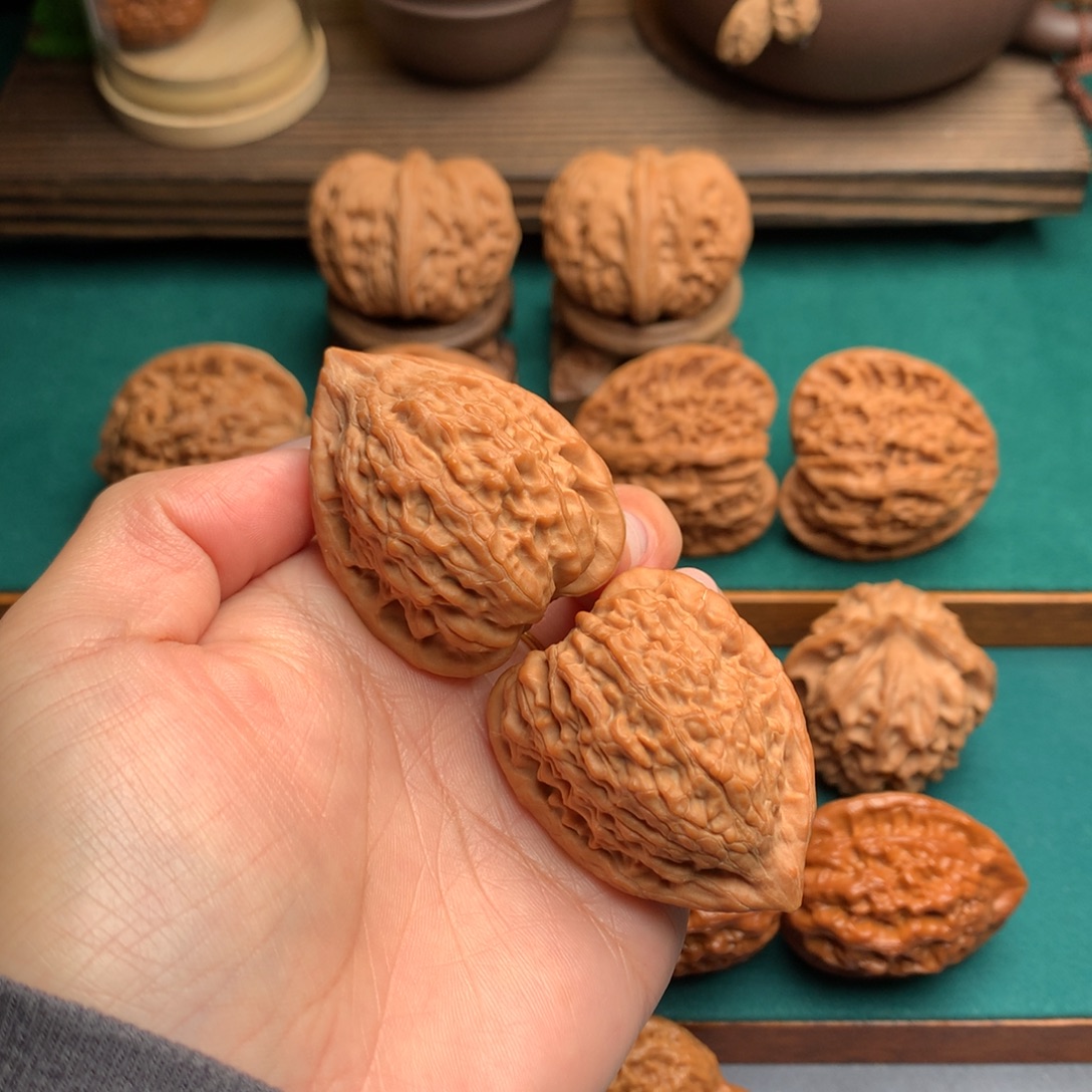 3***宝文玩核桃把件全品原树蛇王一抹红