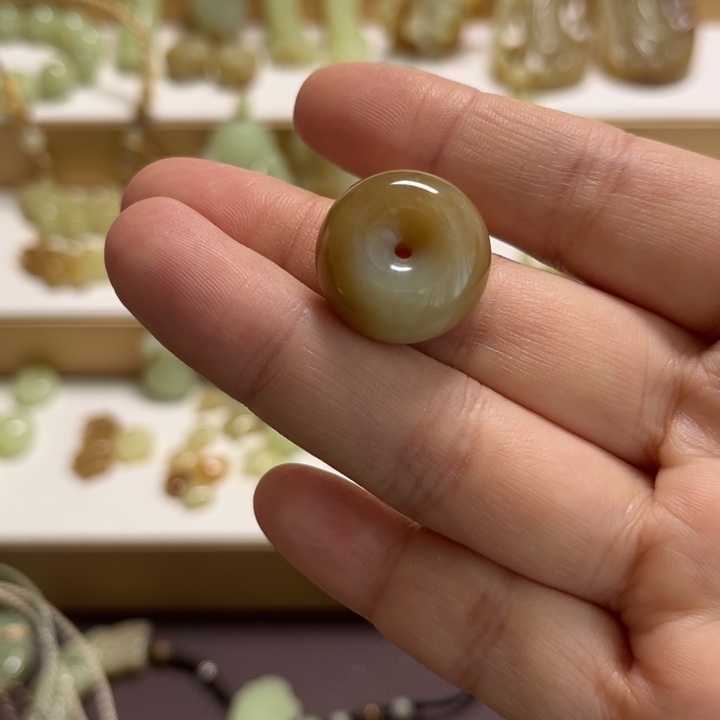 林***君和田玉未镶嵌颈饰