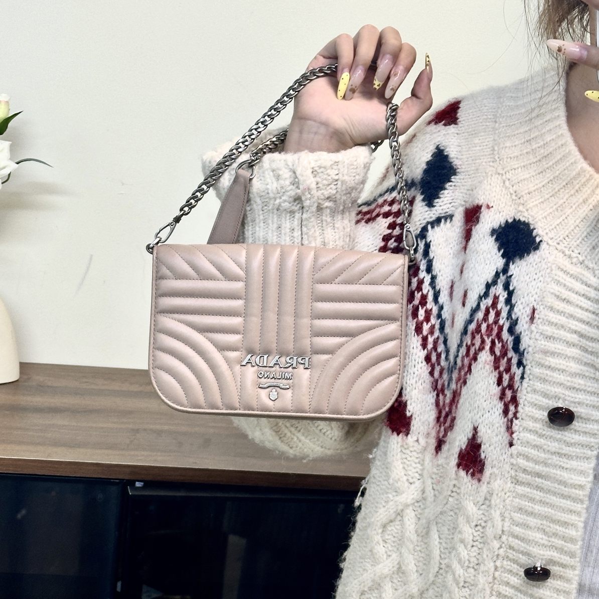 95新 Prada/普拉达 奶茶色链条斜挎包