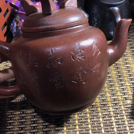 紫砂茶壶原矿泥料手工制作紫砂壶。