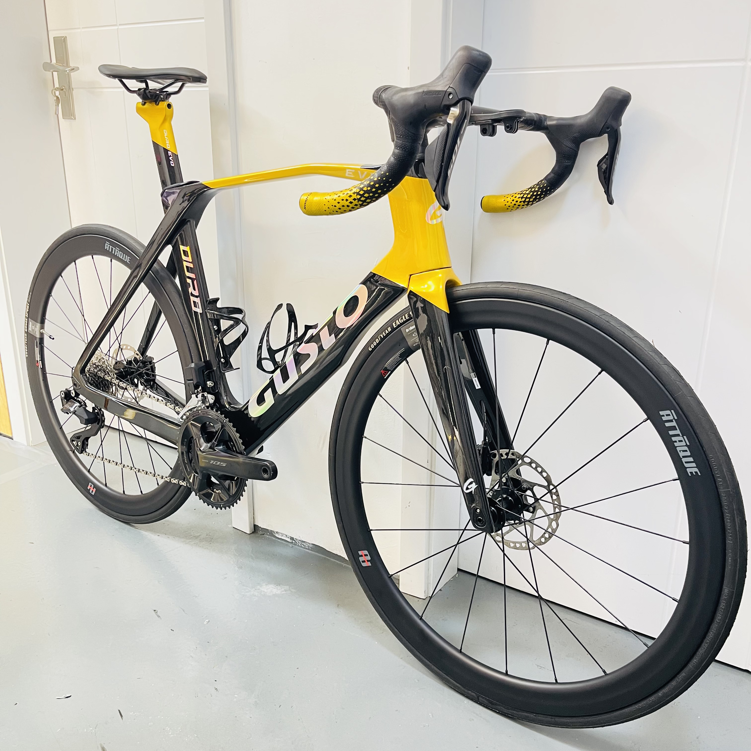 高 士 特DURO EVO全碳纤维公路自行车喜玛诺电变碳轮组大石一体把