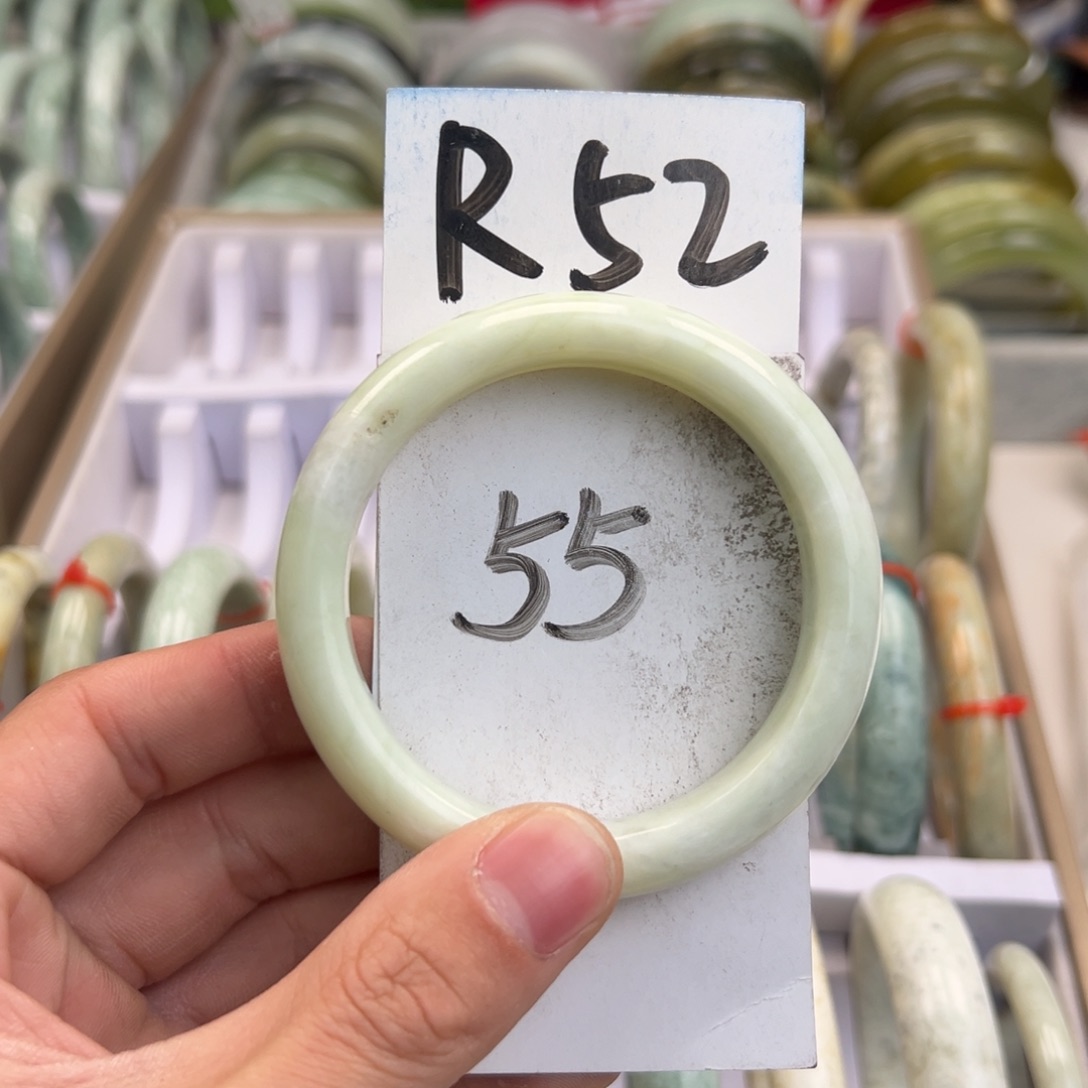 岫玉手镯未镶嵌天然岫玉微瑕，可以正常佩戴