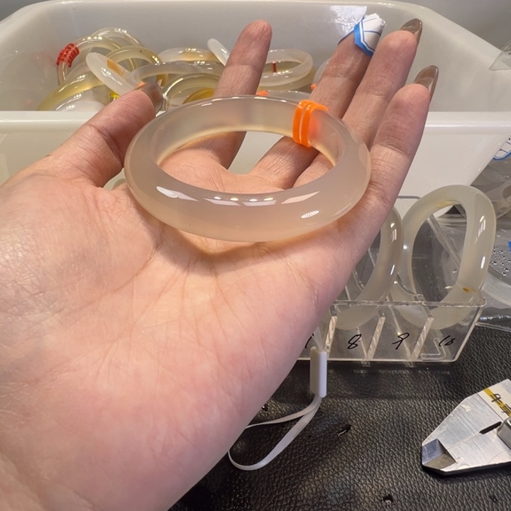 丸***爱玛瑙/玉髓未镶嵌手镯