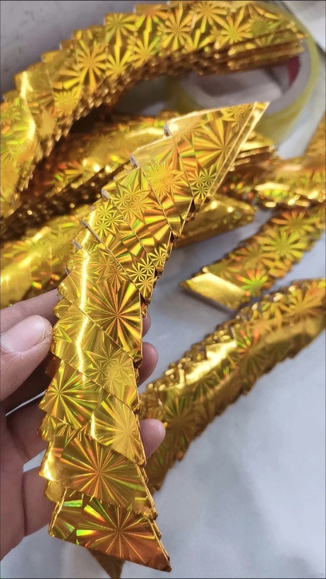 镭射彩色三角插叉卡纸片板金角仔 三角金折纸 节日庆中秋折塔材料