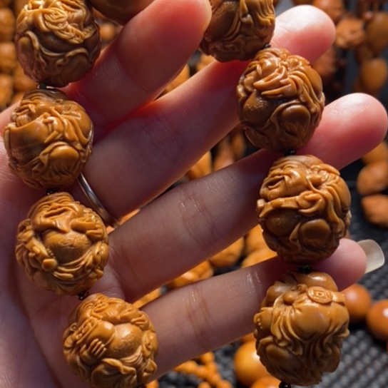 橄榄核吊坠八方财神