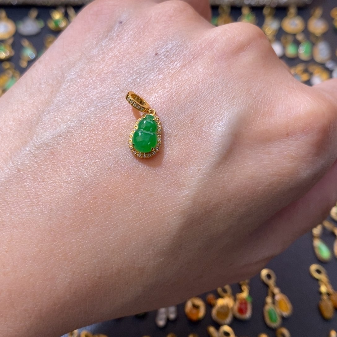 徐***柒翡翠18K金镶嵌颈饰翡翠