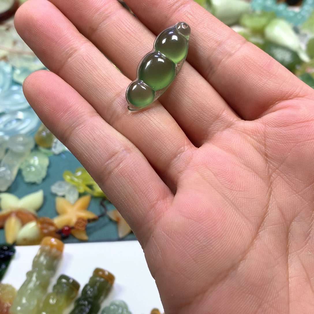 岫玉颈饰未镶嵌四季豆