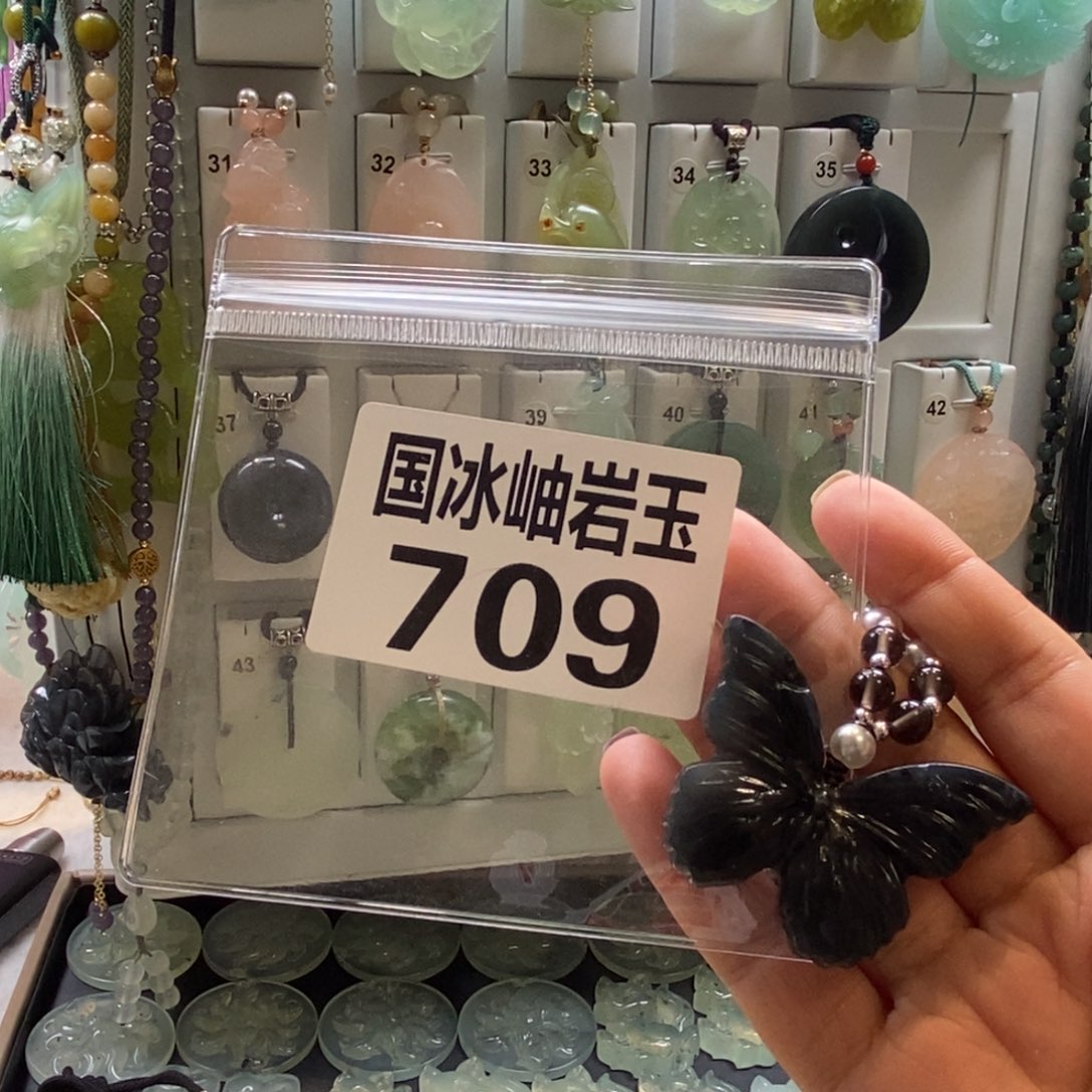 小***.蛇纹石玉未镶嵌颈饰