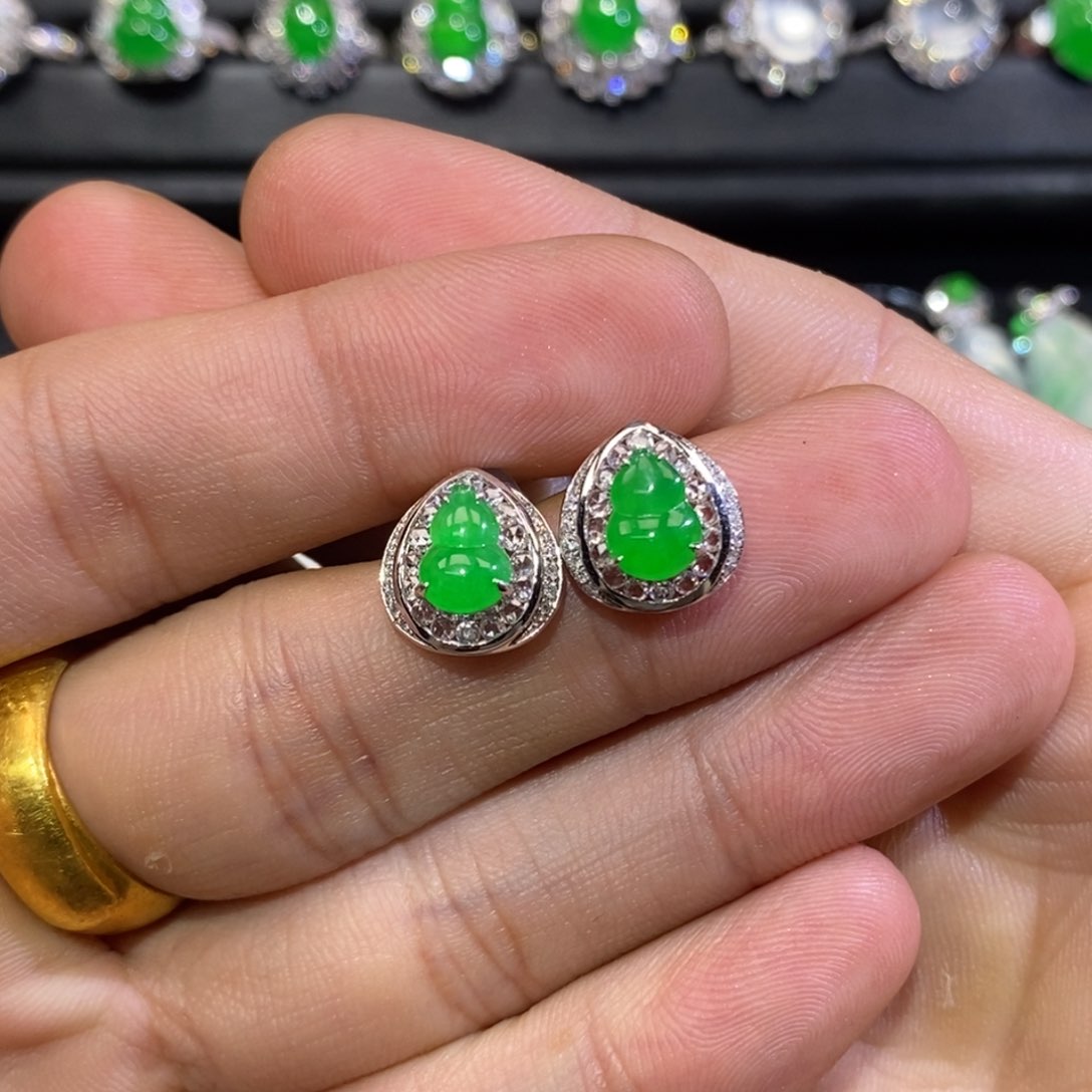 18K金镶嵌翡翠耳钉冰阳绿葫芦