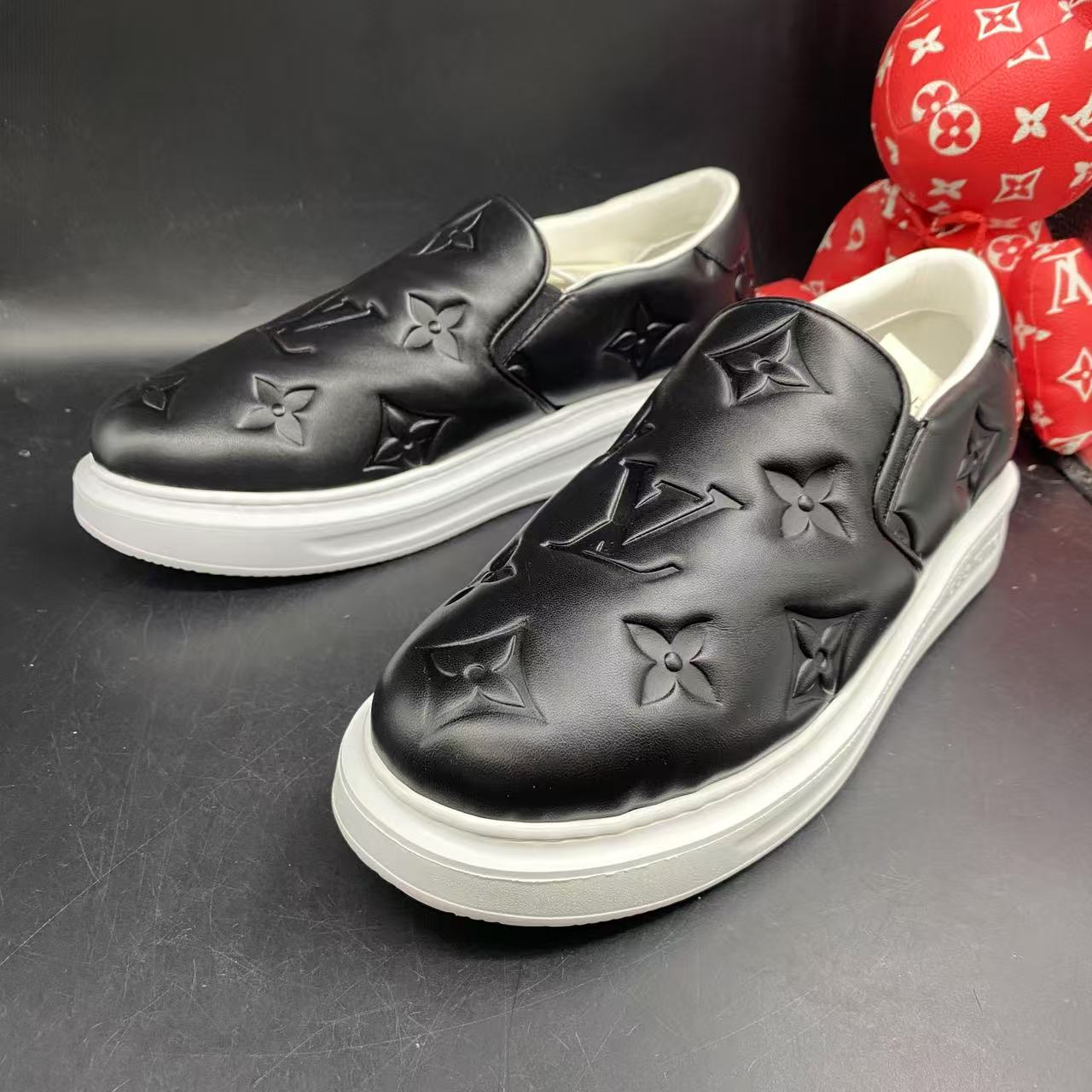全新未使用 LouisVuitton/路易威登 黑浮雕老花松糕鞋41欧码lz06