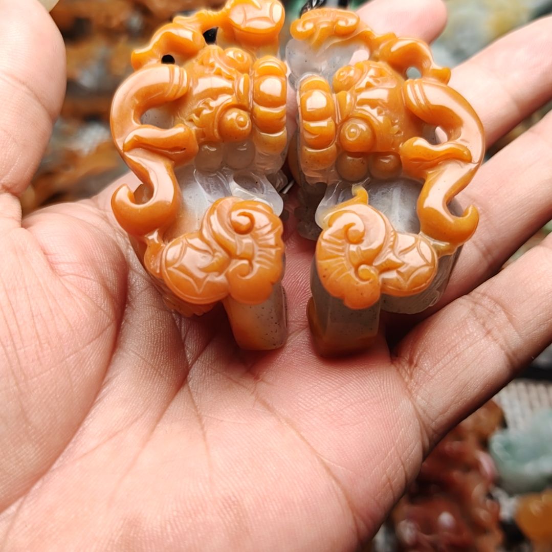 未镶嵌石英质玉（黄龙玉）颈饰