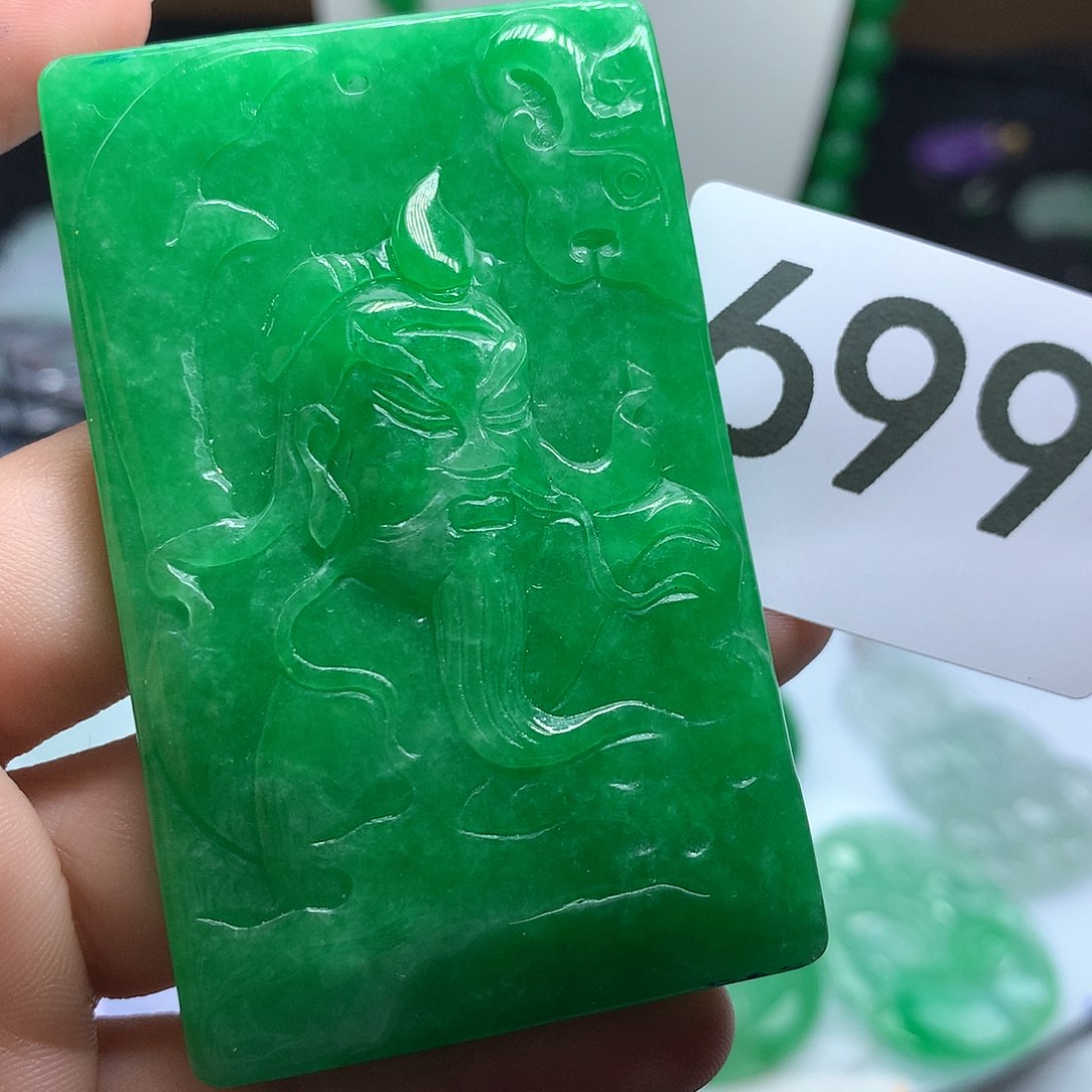 翡翠吊坠(赠链)未镶嵌