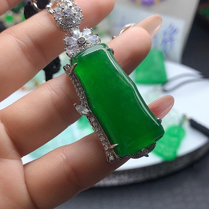 翡翠吊坠(赠链)未镶嵌