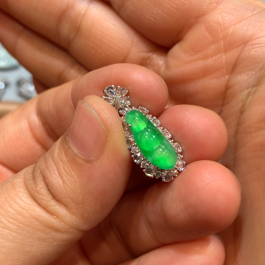 翡翠18K金镶嵌颈饰吊坠