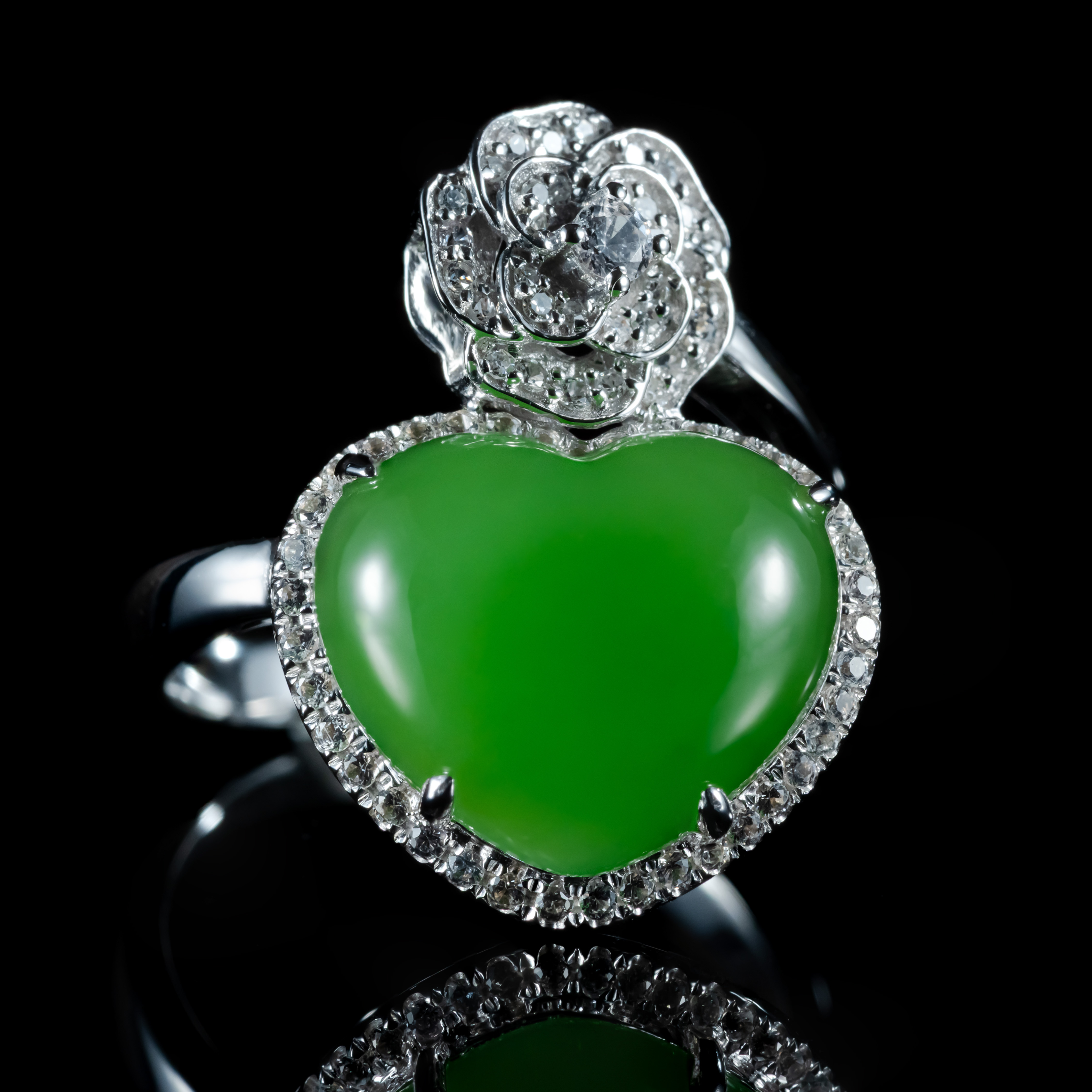 周陶陶｜映心｜和田玉苹果绿心形戒指 18K金镶钻衬色清亮 心形饱满