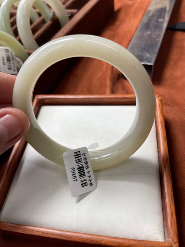 天然和田玉手镯 57