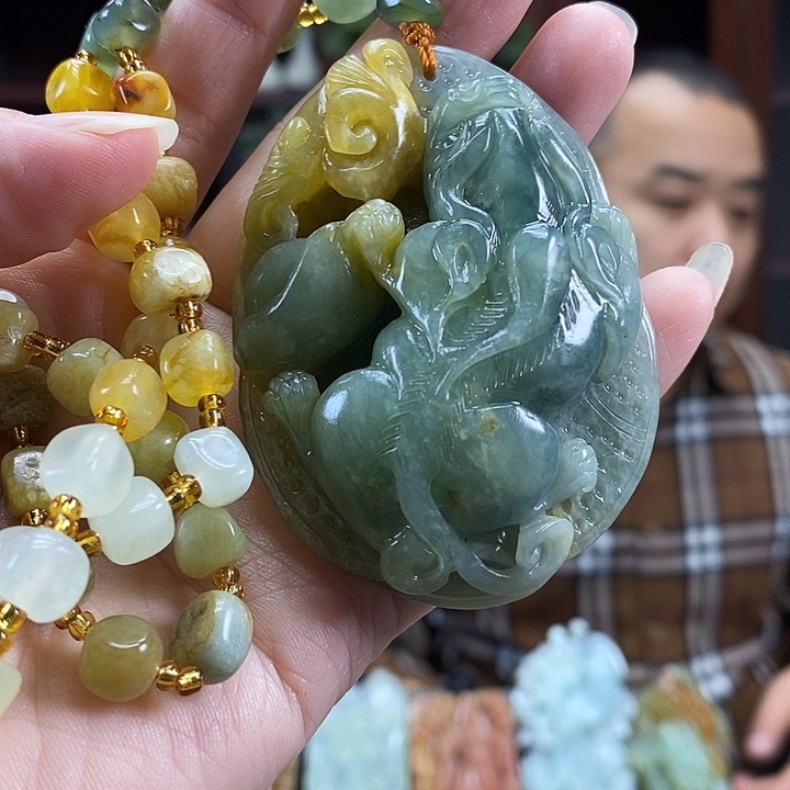 蛇纹石玉未镶嵌颈饰
