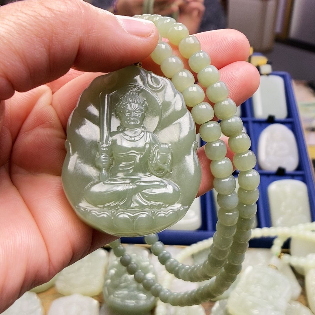 和田玉颈饰未镶嵌骑****者