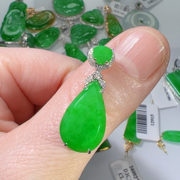 颈饰18K金镶嵌翡翠