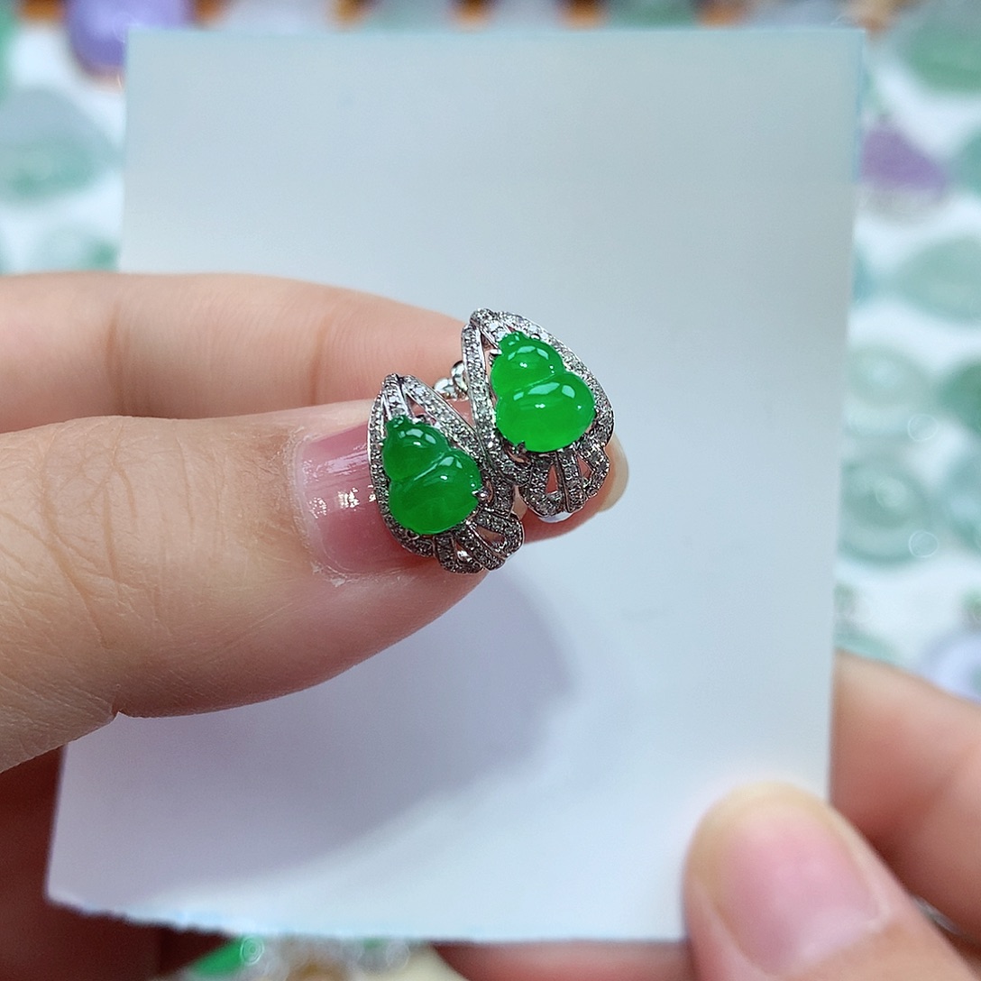 翡翠18K金镶嵌颈饰葫芦