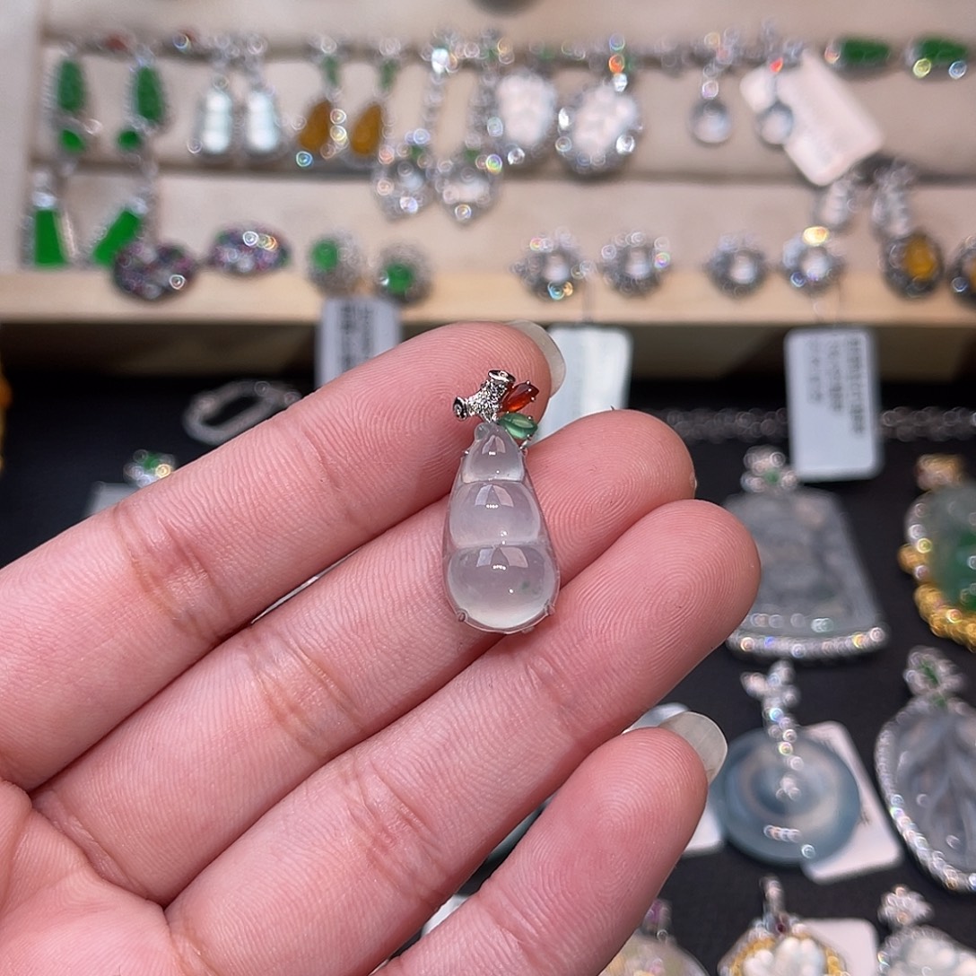 翡翠18K金镶嵌颈饰豆子