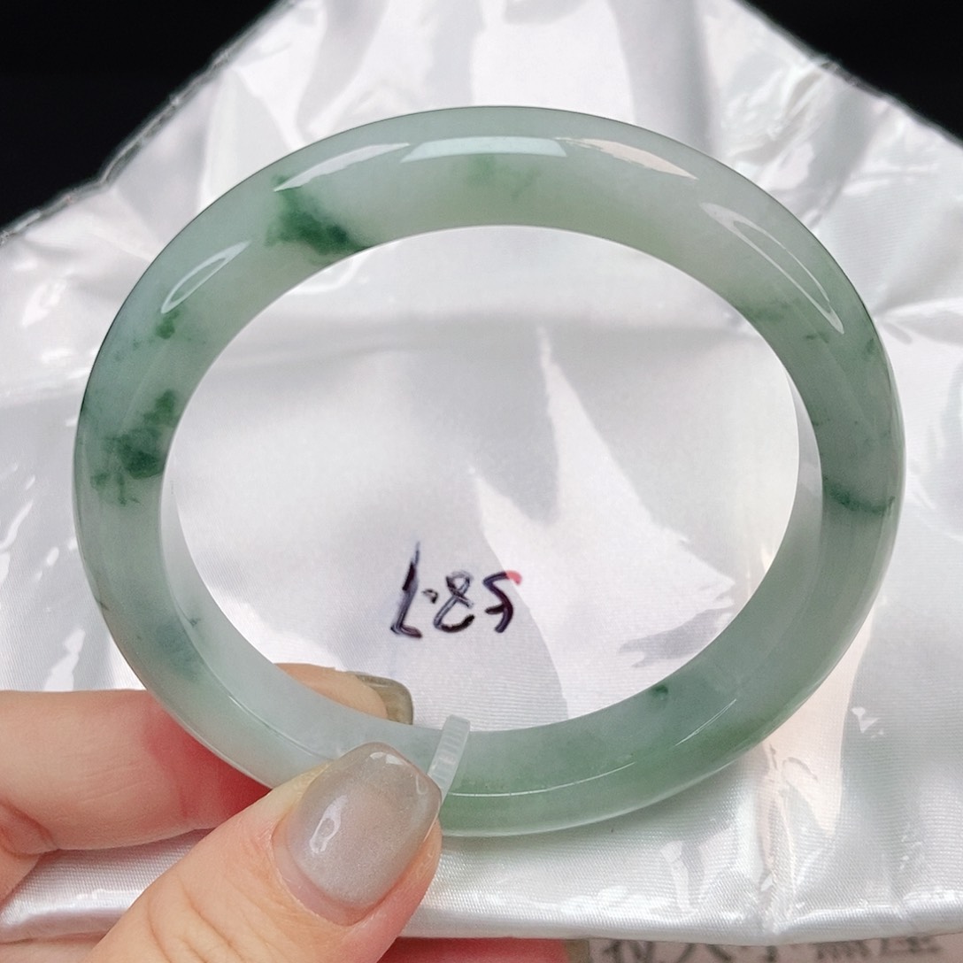 翡翠手镯未镶嵌近水含烟泥鳅背