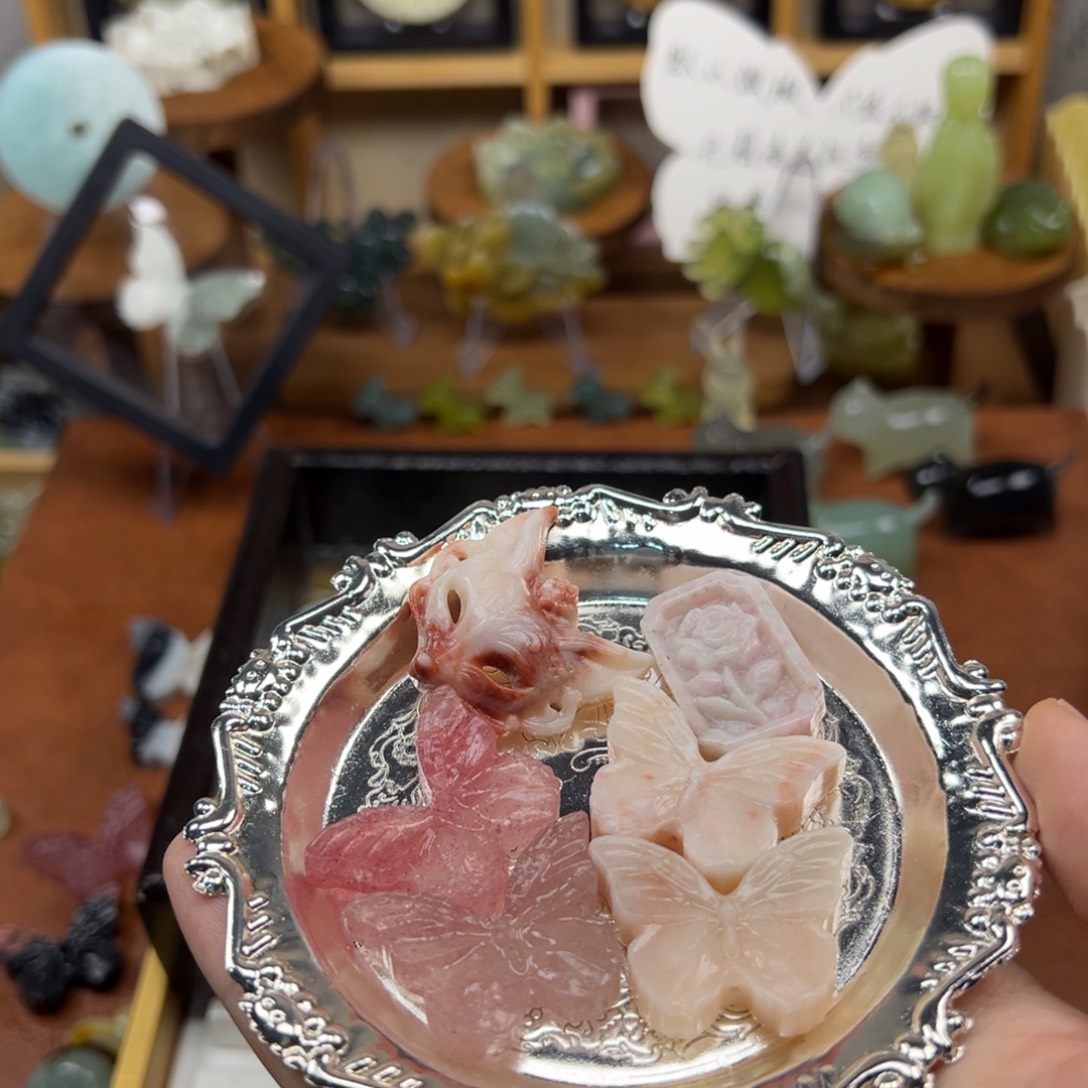 哟***哦蛇纹石玉未镶嵌粉色蝴蝶