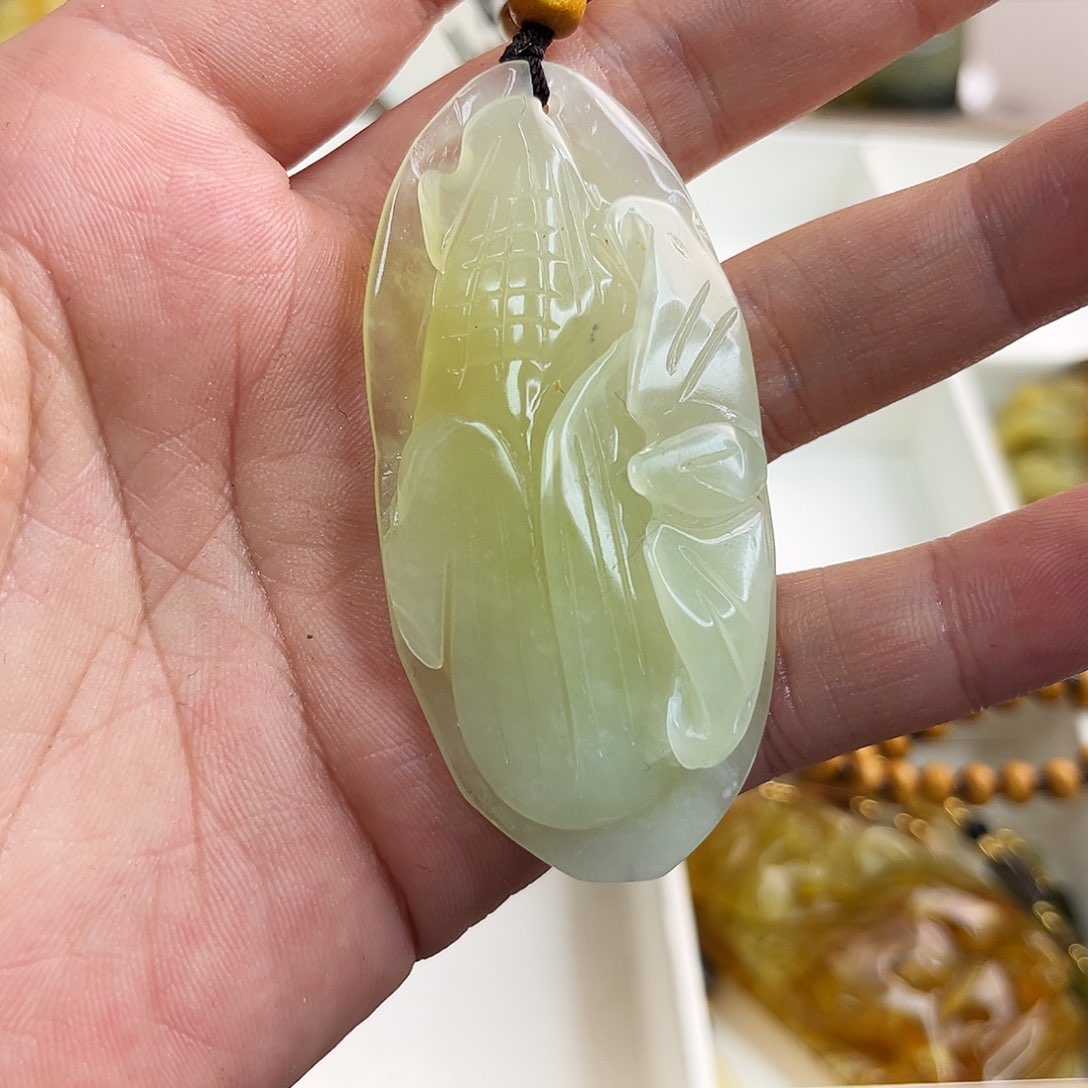 蛇纹石玉颈饰未镶嵌