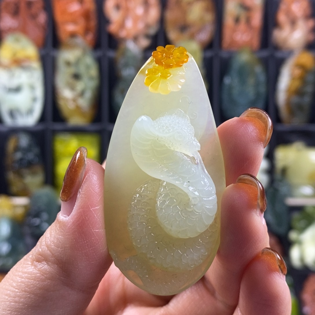 蛇纹石玉颈饰合金