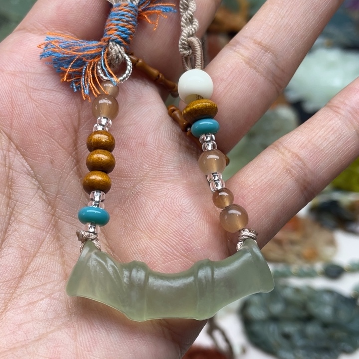 蛇纹石玉未镶嵌颈饰