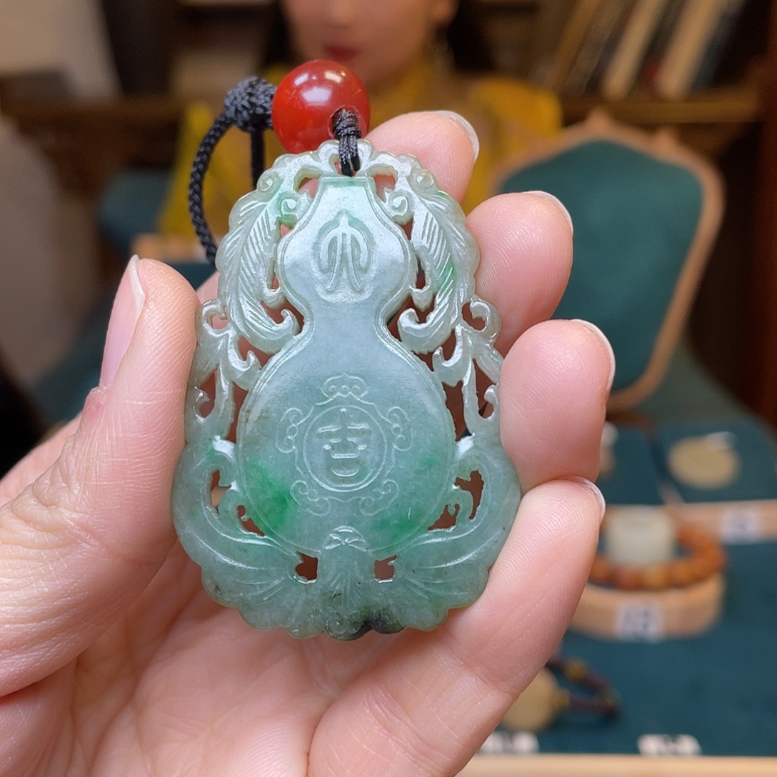 翡翠挂件未镶嵌红**火